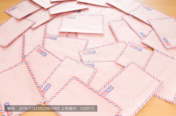 郵件概念與許多信封在桌子上