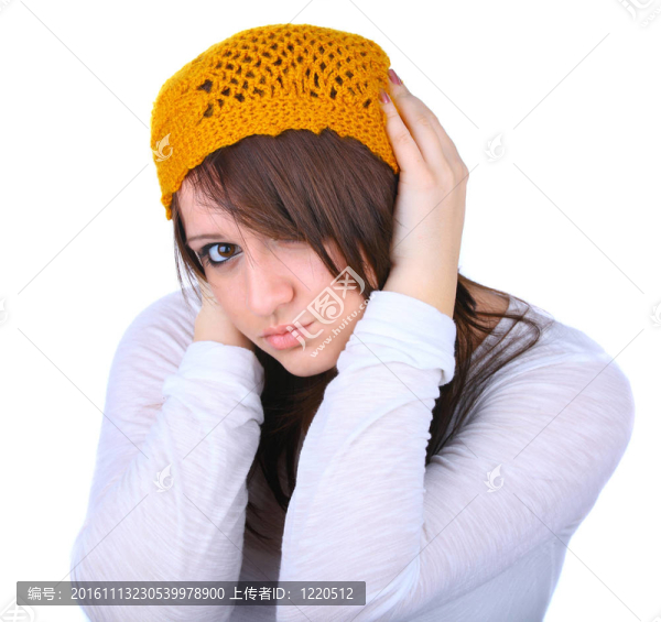 年輕女子抱著捂著耳朵
