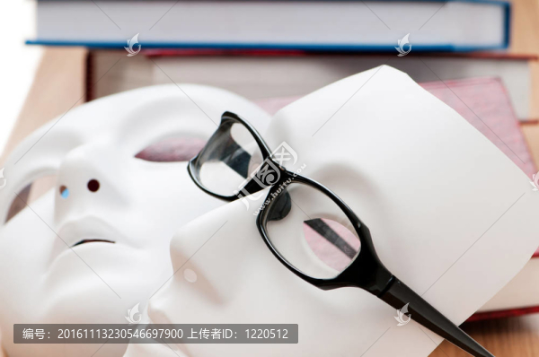 用面具閱讀概念；書籍和眼鏡