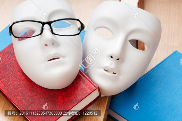 用面具閱讀概念；書籍和眼鏡