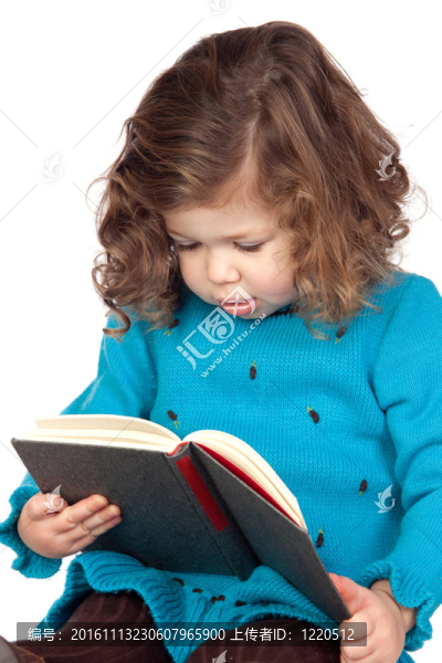 微笑的小女孩讀一本書