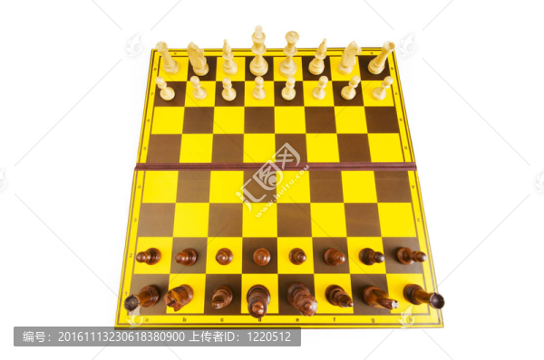 白色背景下的象棋人物