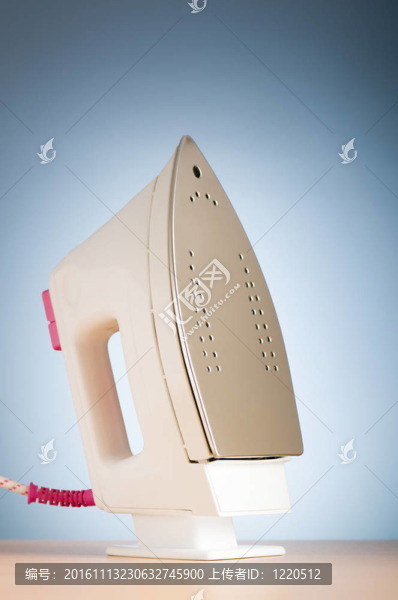 現(xiàn)代電熨斗對(duì)彩色背景