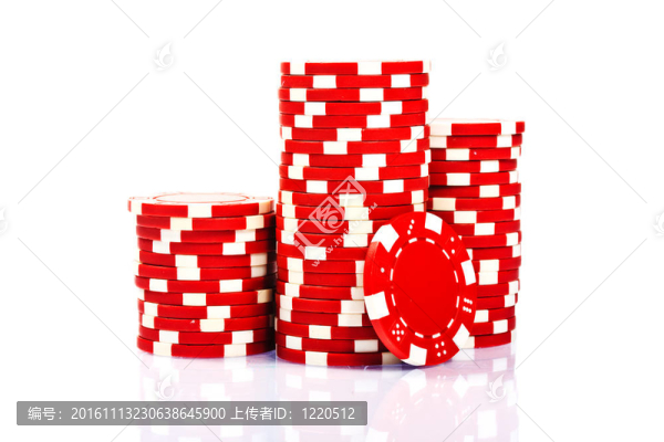 白色背景撲克籌碼堆疊