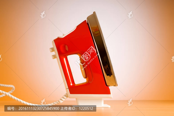 現(xiàn)代電熨斗對彩色背景
