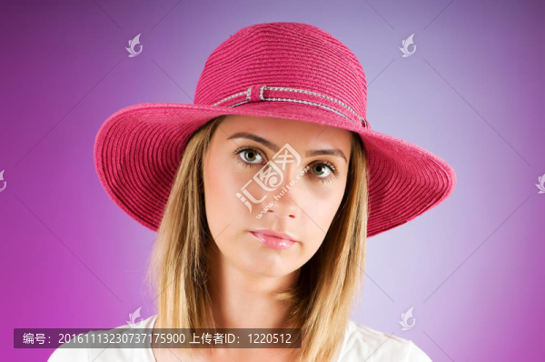 年輕女孩與海灘帽反對梯度背景
