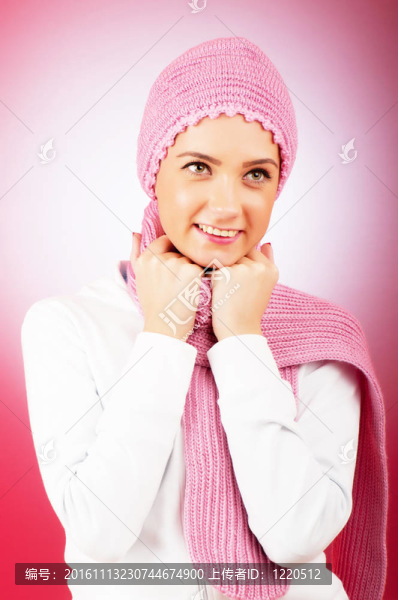 好看的女人在溫暖的衣服