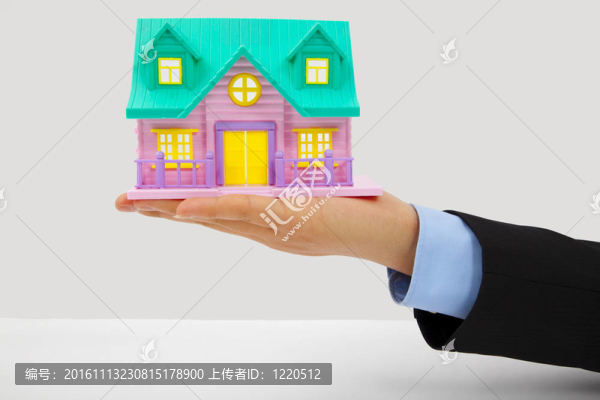 商人的手拿著房子