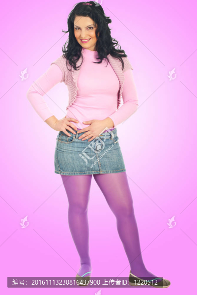 穿著粉紅色衣服的漂亮女孩