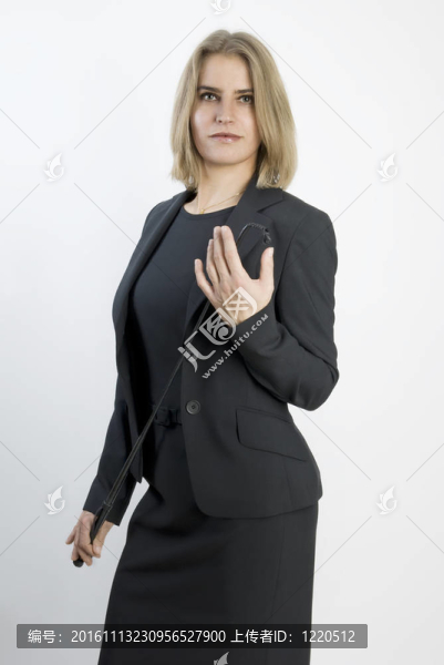 手里拿著鞭子的商人。