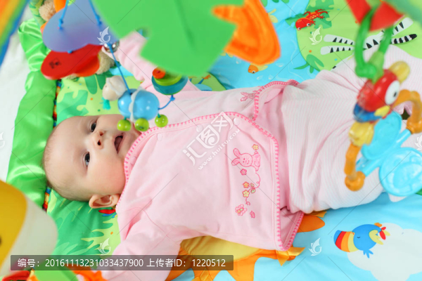 嬰兒在彩色的毯子上玩
