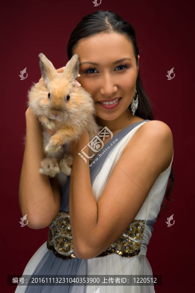 美麗的女人與兔子
