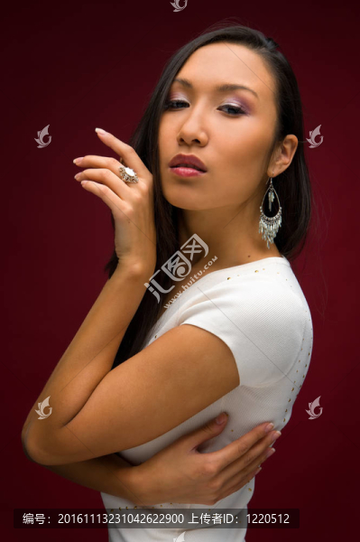 穿著白色衣服的漂亮女人