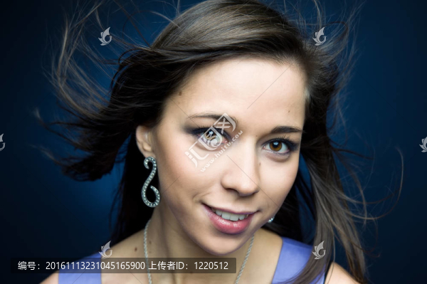 帶著飛頭發(fā)的女人