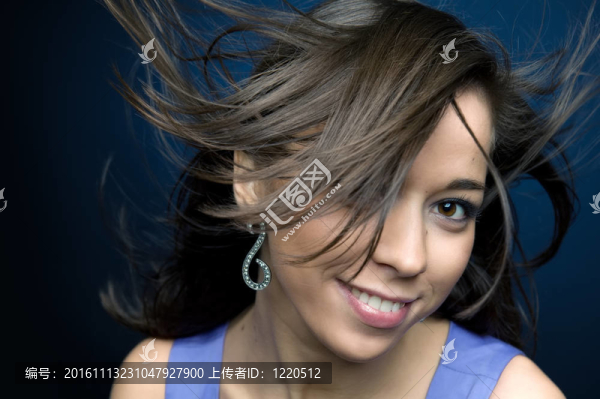帶著飛頭發(fā)的女人