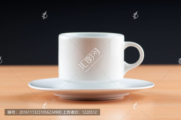 白杯反彩色梯度在桌子上