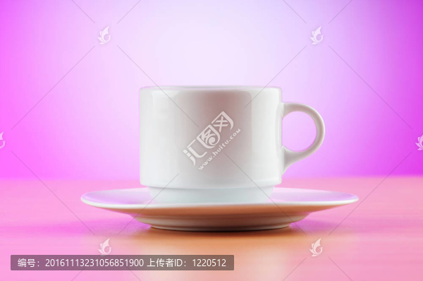 白杯反彩色梯度在桌子上