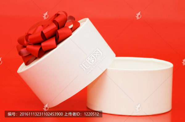 盒子上有一個紅色的禮物