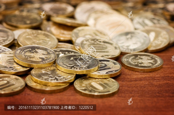 木制桌子上的金幣