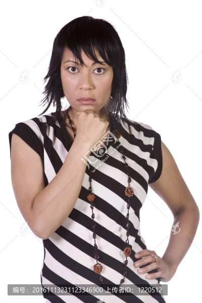 美麗的亞洲西班牙裔女孩站起來