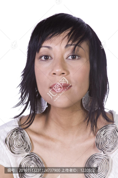 接近一個(gè)美麗的亞洲女孩
