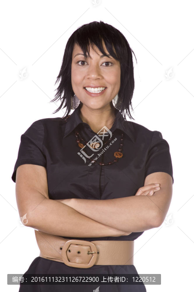 可愛的女人，雙臂交叉在一起