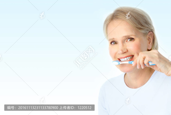 帶牙刷的女人