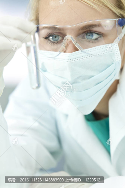 女科學(xué)家或?qū)嶒?yàn)室用試管醫(yī)生
