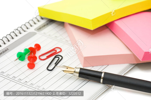 在紙上有修剪路徑的優(yōu)雅鋼筆