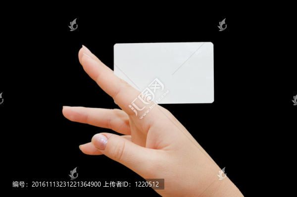 在黑色背景上的女人手上的紙卡