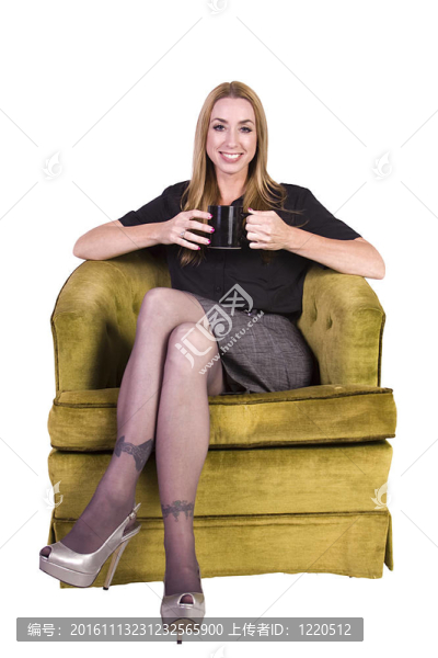 坐在椅子上喝咖啡的女人