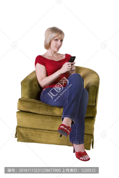 漂亮的女人在沙發(fā)上發(fā)短信