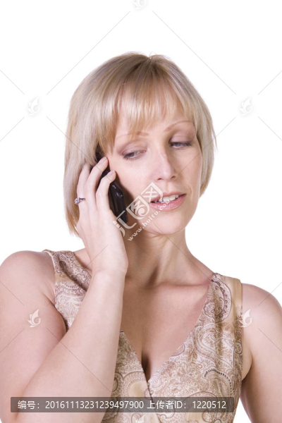 美女在手機上說話