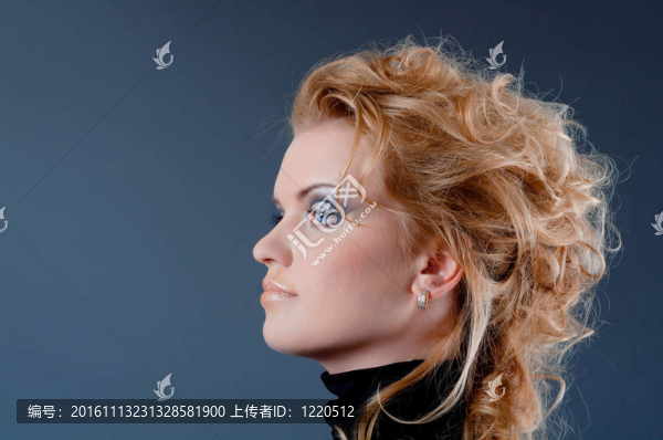 一個美麗的金發(fā)女孩的肖像