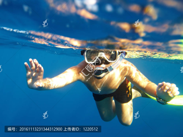 男孩在水下漂浮