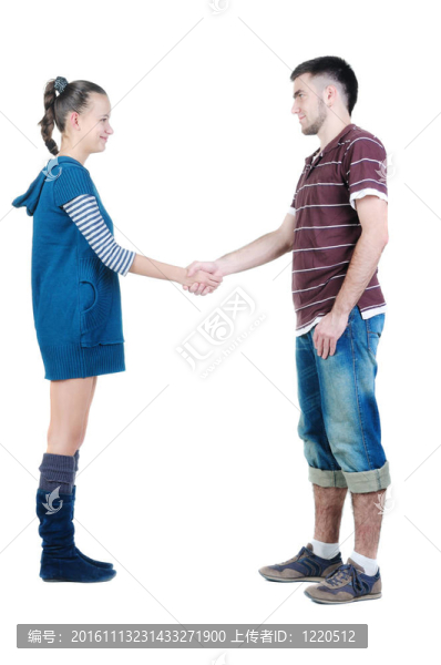 年輕夫婦手拉手。