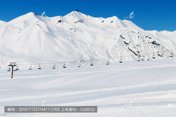 在冬天的雪下的高山