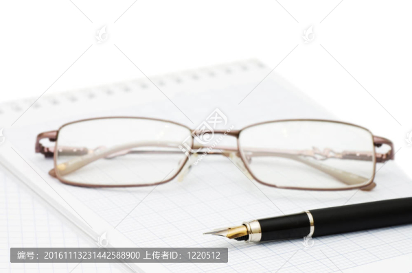 鋼筆和空白螺旋裝訂記事本