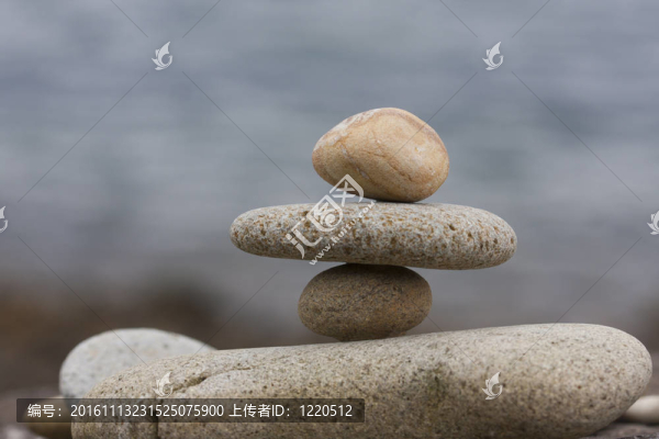 塔上有許多圓形的石頭