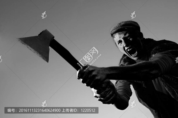男人用斧子