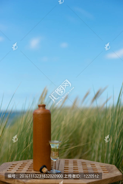 海邊的一瓶酒