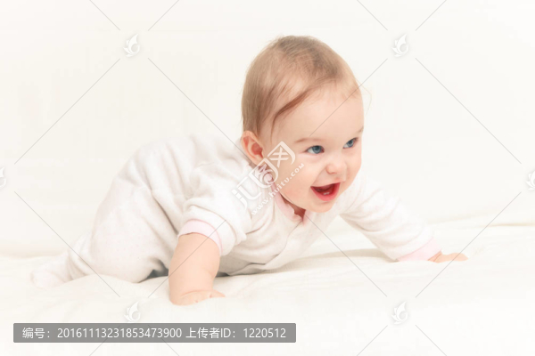 爬行的嬰兒