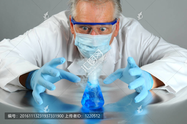 瘋狂的科學(xué)家觀察他的實(shí)驗(yàn)