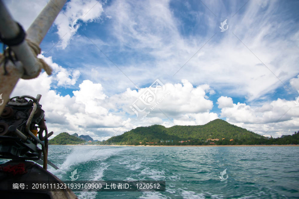 從海岸離開的船