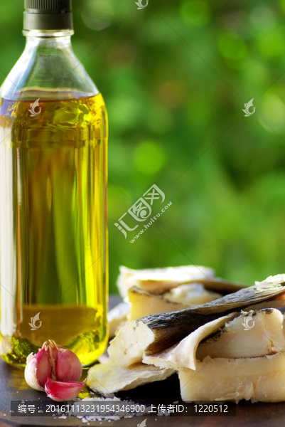 鱈魚油和大蒜。
