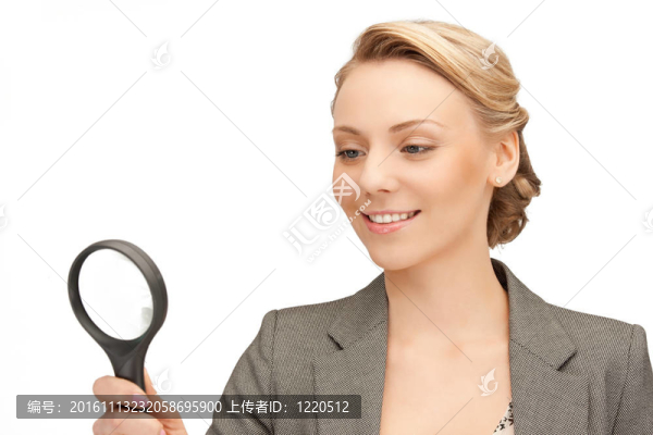 帶放大鏡的女人