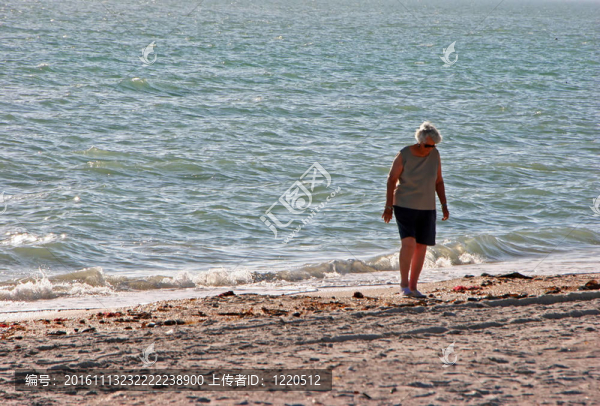 女人在海灘上