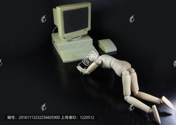 崇拜在黑色背景上的一個古老的人形電腦
