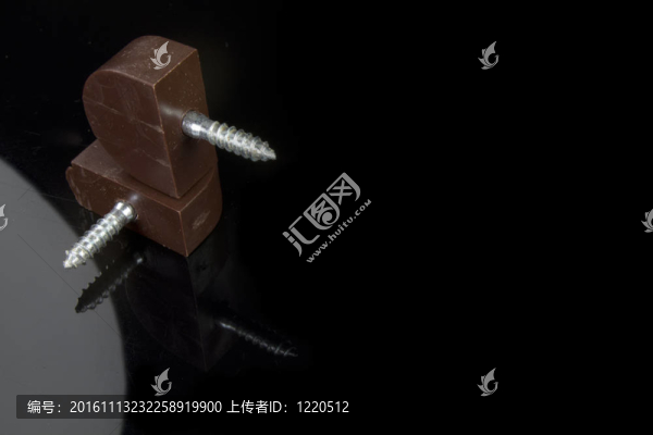 兩個(gè)五金件螺絲和反射左角