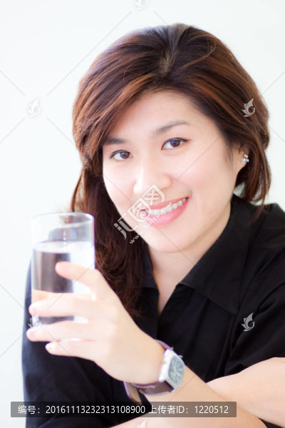 亞洲女子微笑與一杯水在白色背景